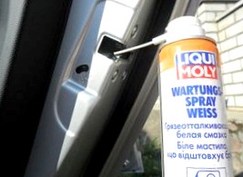 Чем смазать петли дверей автомобиля, и как предупредить замерзание замка?