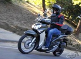 Достойный конкурент: большеколесный скутер Yamaha Xenter 125/150 2012