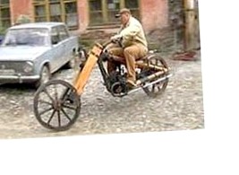 Изобретатель из Асбеста из досок и бензопилы собрал мотоцикл.