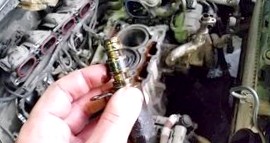 Как заменить маслосъемные колпачки на Пежо 308?