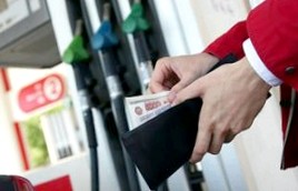 Нефтяники начали снижать цены на бензин в России