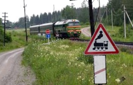 Знак железнодорожный переезд без шлагбаума и другие дорожные указатели в этом месте