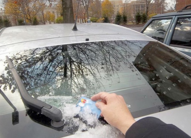 Что делать при замерзании окон в автомобиле?