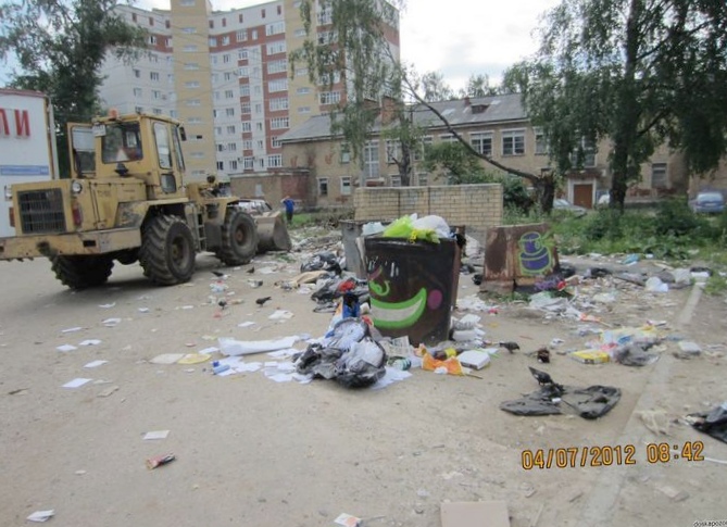 "Доска позора": мусор во дворе