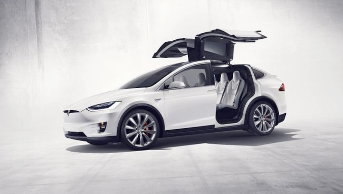 Tesla x, электровнедорожник за142 000 долларов