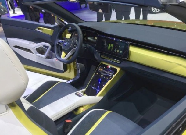 Toyota представила интерьер кроссовера c-hr