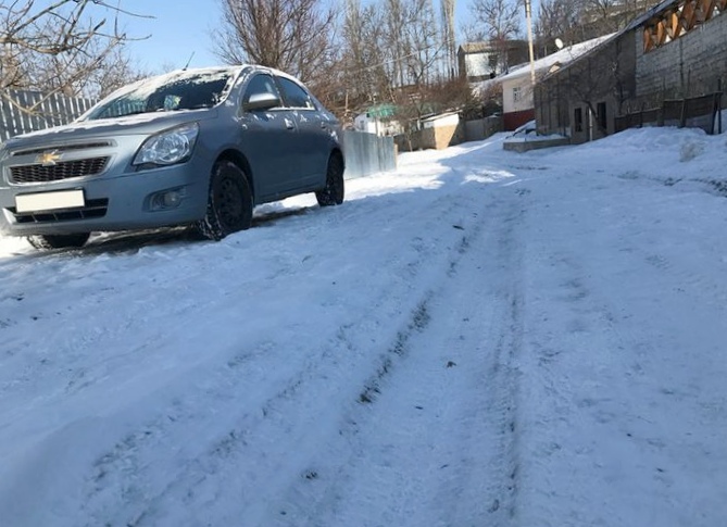 Вождение автомобиля на зимней дороге.