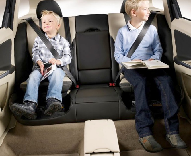 Задние сиденья автомобилей могут быть опасны для детей
